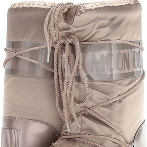 Moon Boots! NWT sold out Glance Platinum color size 8.5!